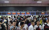 Người dân mệt mỏi đợi xe về quê trong dịp nghỉ lễ